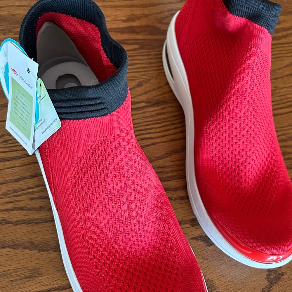 Women’s Bzee red slip on shoe 9.5